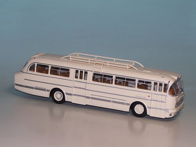Ikarus  66 Reisebus mit Dachgepäckträger,hellbeige (BRE 59561)