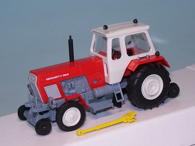 Fortschritt ZT 300 4x2 Zweiwege-Traktor, rot/weiß (BUS 54201)