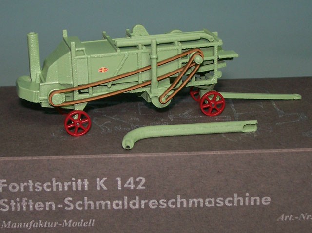 Fortschritt K 142 Stiften-Schmaldreschmaschine (BUS 59995)