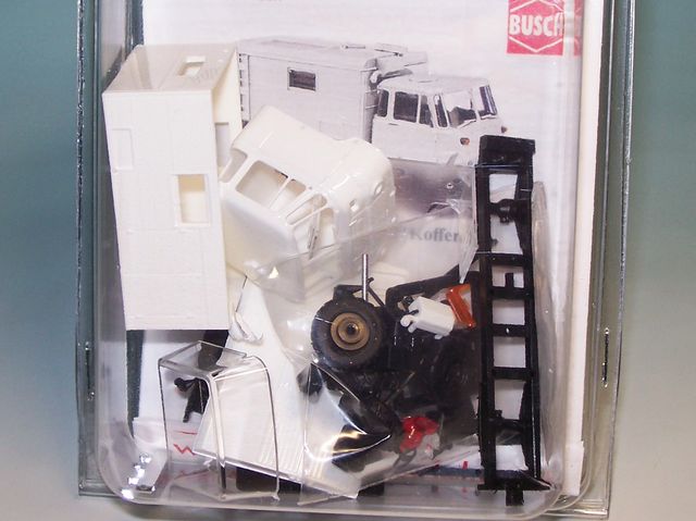 Robur LO 2002 A 2a. Koffer, weiß (Bausatz) (BUS 60268)