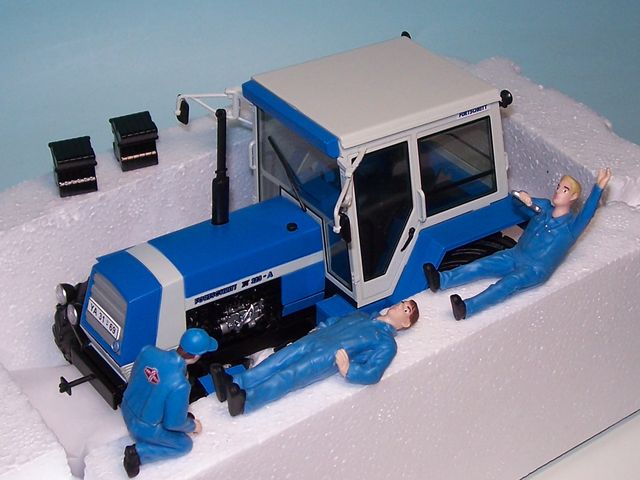 Fortschritt ZT 323-A Traktor, blau/wei mit 3 Fig. (SCU 45 078 2600)