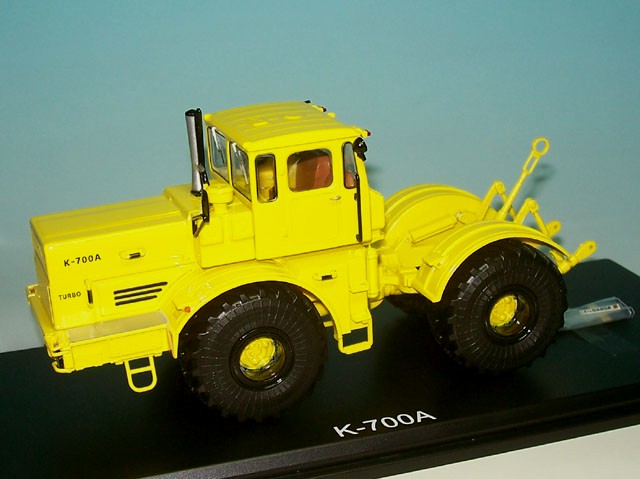 Kirovets K 700A Knicklenker-Traktor, gelb (PCL PCL47015)